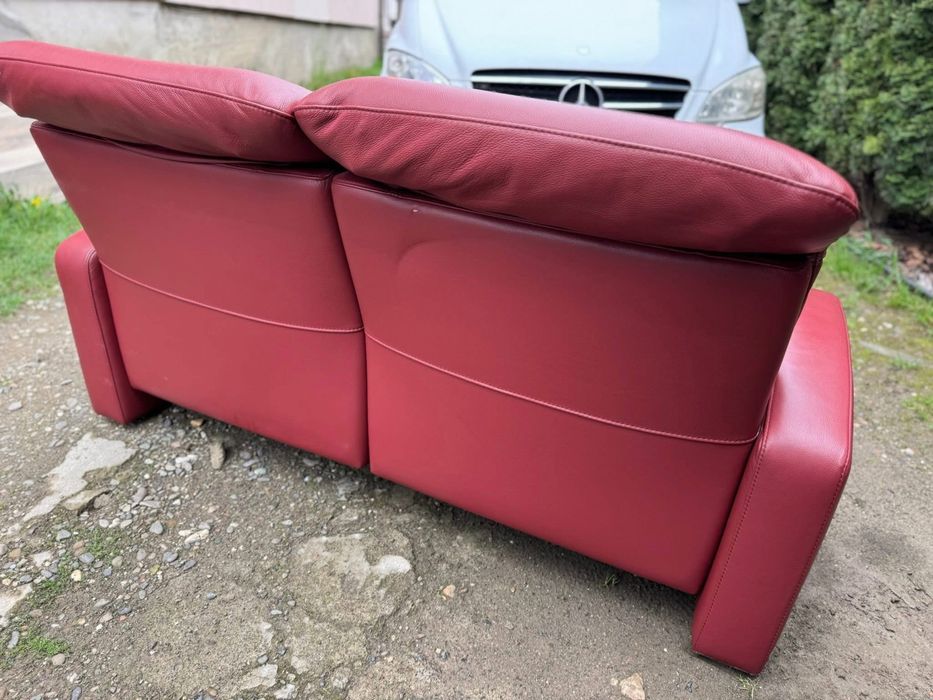 Шкіряний диван.