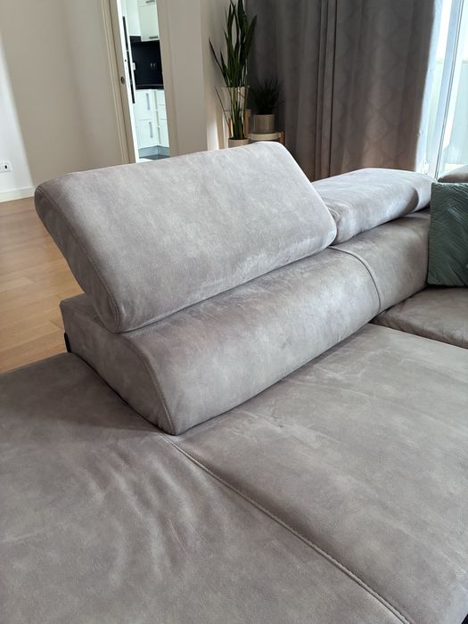Sofá, móvel TV, TV, mesa de centro