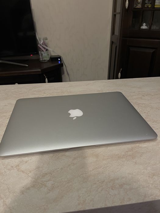 Продам макбук 2017 року + cinema display 24’