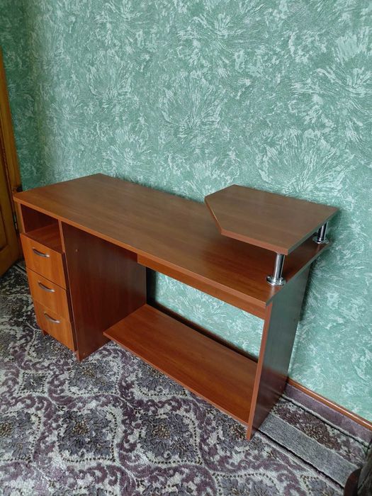 Стіл комп'ютерний