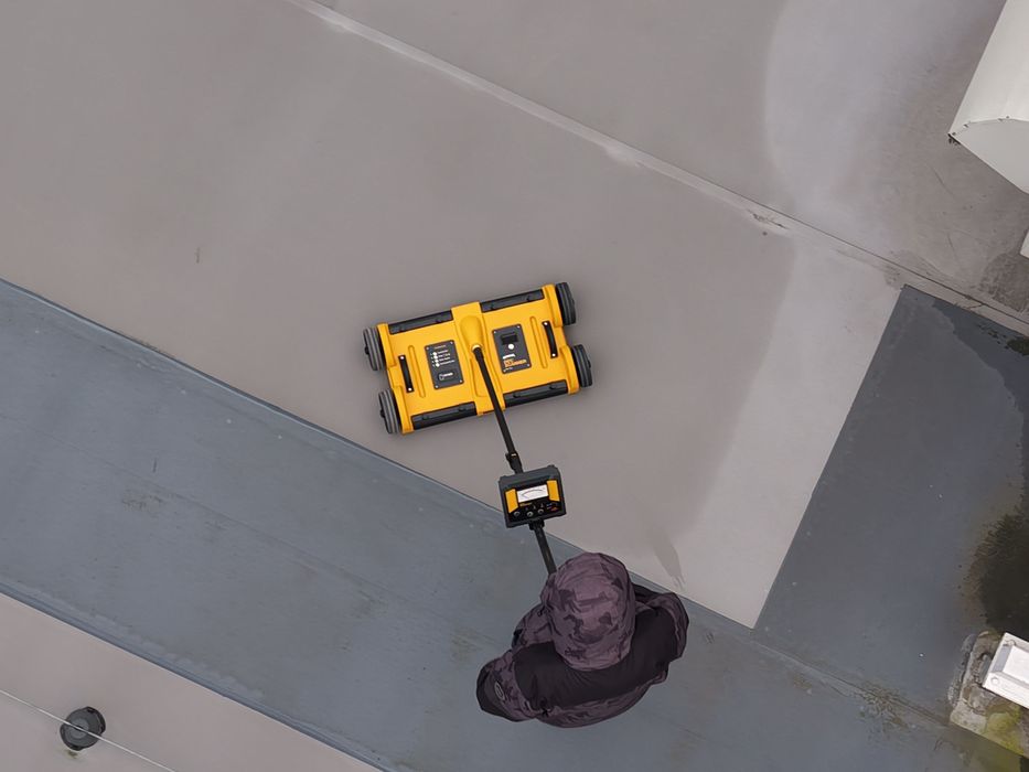 Naprawa i wykrywanie przecieków dachów płaskich i tarasów.