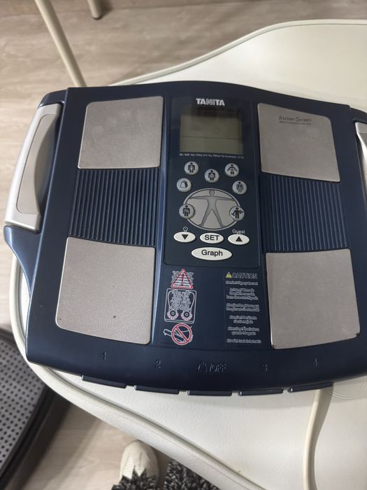 Balança para pesar e fazer medicões de agua no corpo