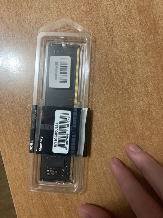 Ddr4 4gb amd radeon 2400