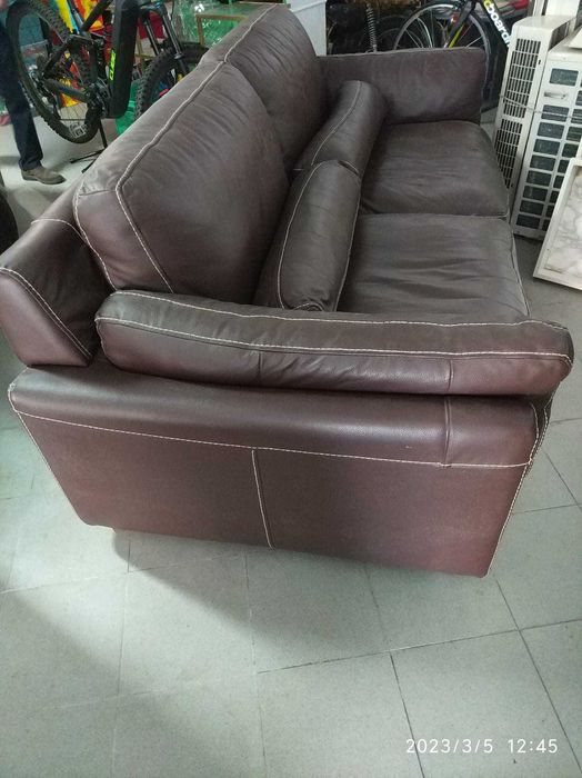 Sofá 3 lugares em pele