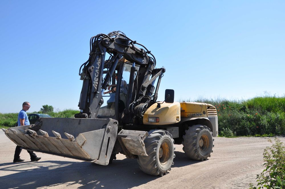 Usługi koparką Mecalac, wynajem koparko ładowarka, kucie młotem