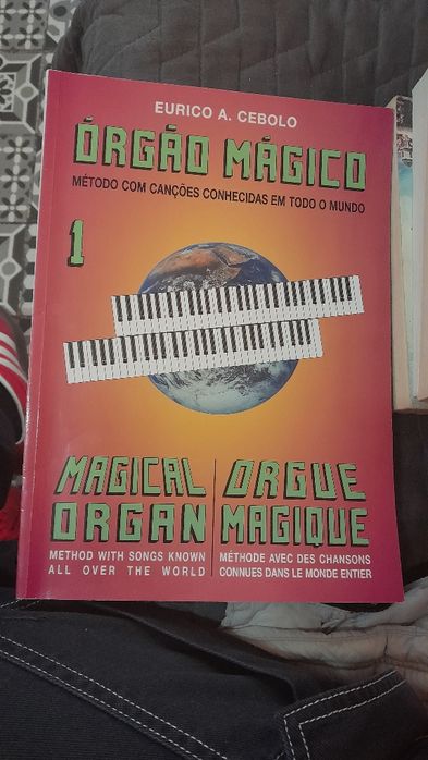 Vendo livro para aprender a tocar piano