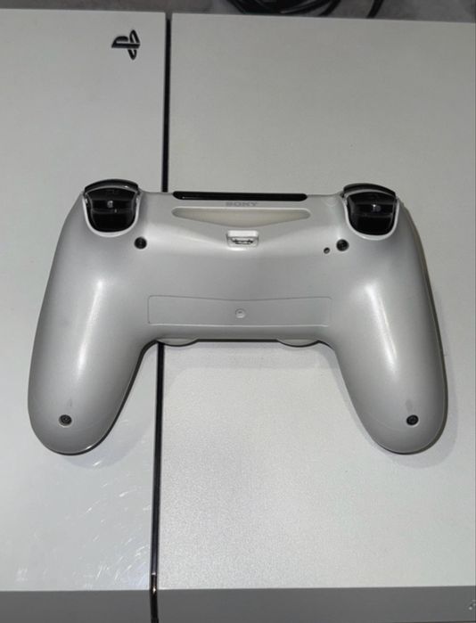 Playstation 4 FAT z padem + 3 gry