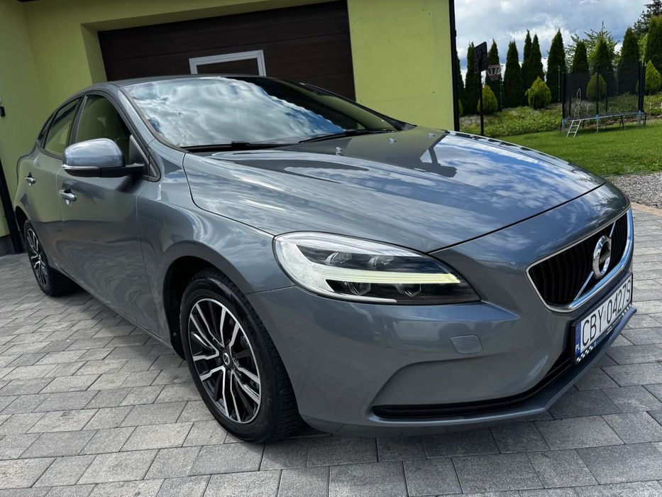 Volvo V40 2.0 Diesel MOMENTUM Czarny sufit LED Navi PDC BT Zarejestrowany PL