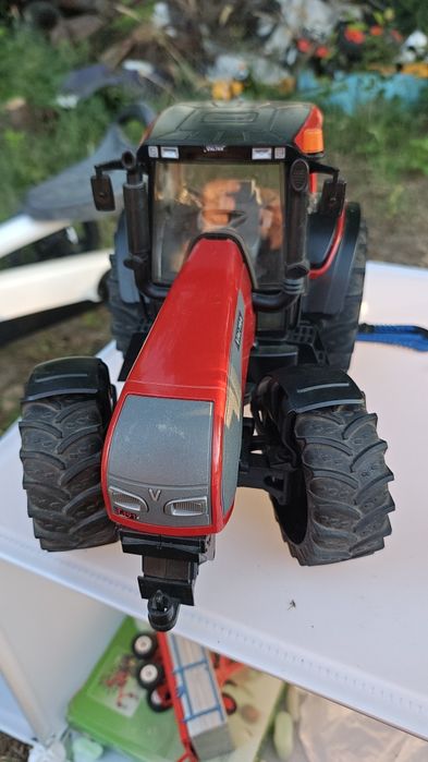 Bruder traktor valtra