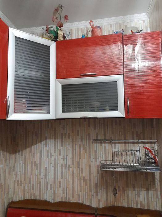 КУХНЯ  угловая. Красного цвета 5 шкафов