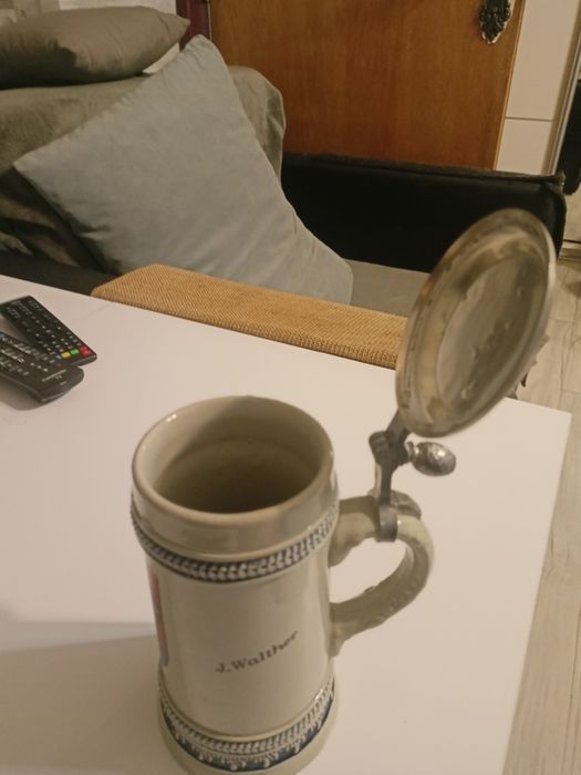 Ceramiczny kufel z cynową pokrywą