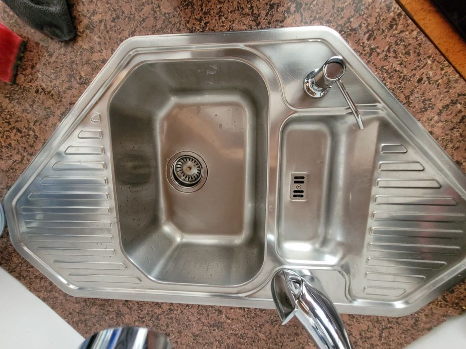 Zlew z wyciąganą baterią