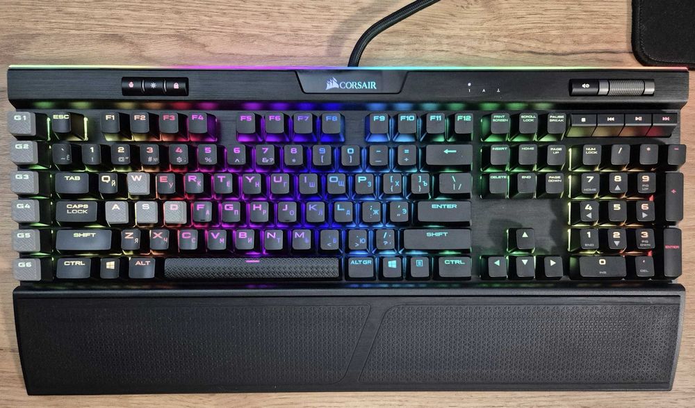 Преміум ігрова клавіатура Corsair K95 RGB Platinum Cherry MX SPEED