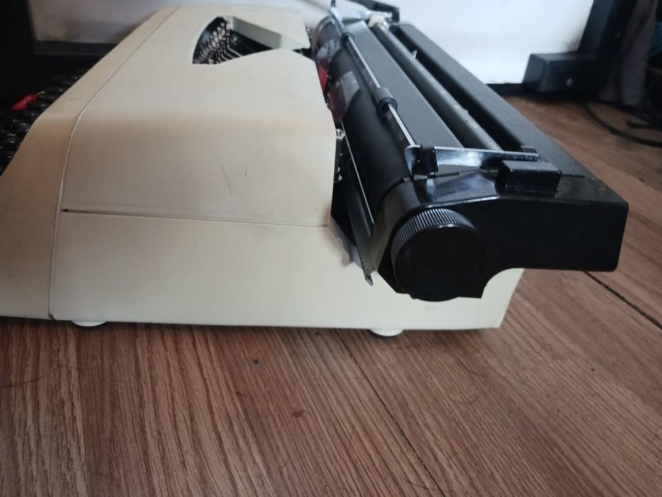 Máquina de escrever antiga automática64752261431937123