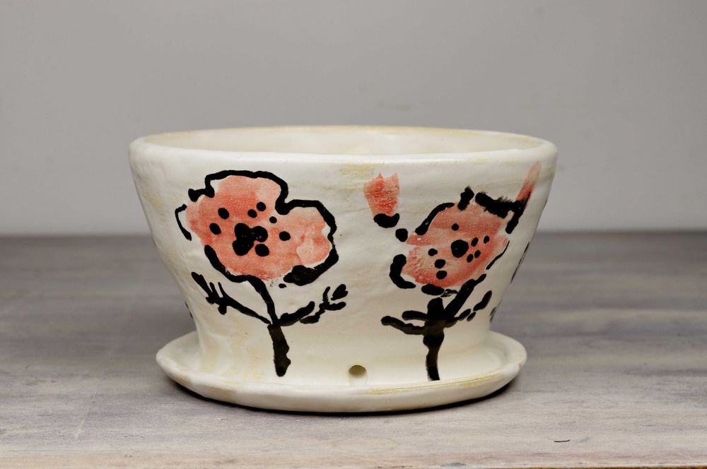 Zestaw ręcznie robionych doniczek z podstawką. Polskie rękodzieło