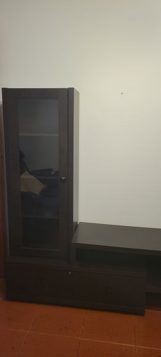 Estante com porta de vidro