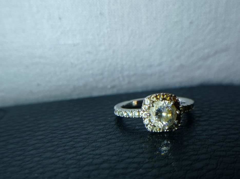 Обручка жіноча з камінчиком сталева