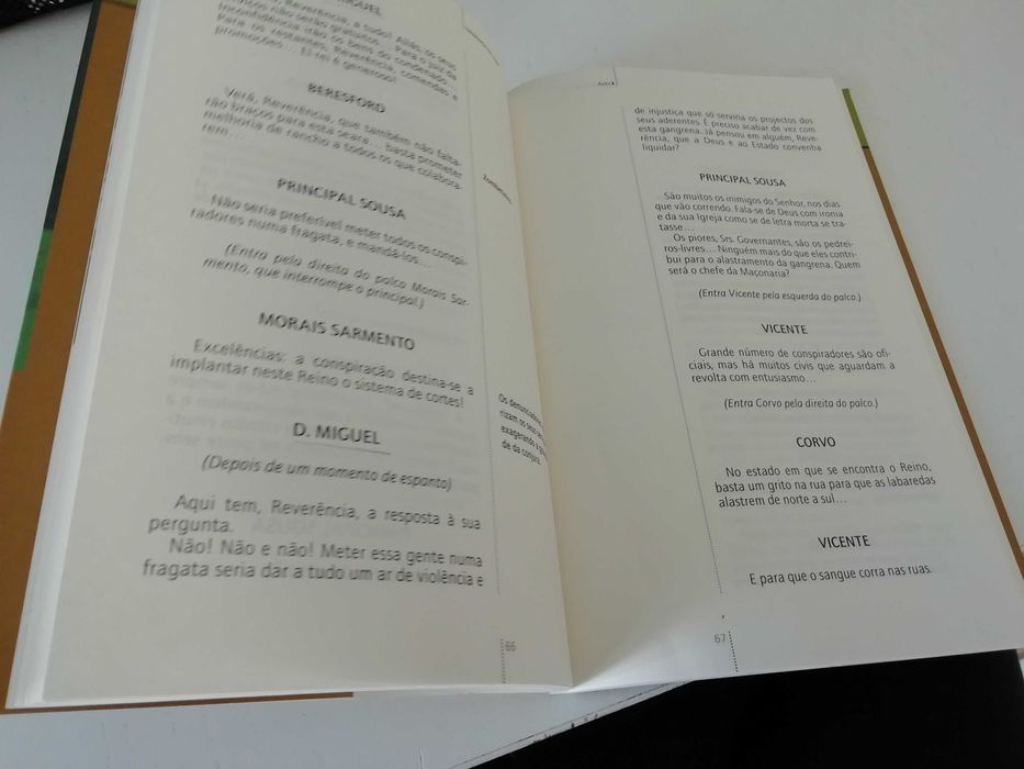 Livro "Felizmente há luar"