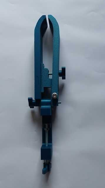 Suporte de mesa para coser pele á mão