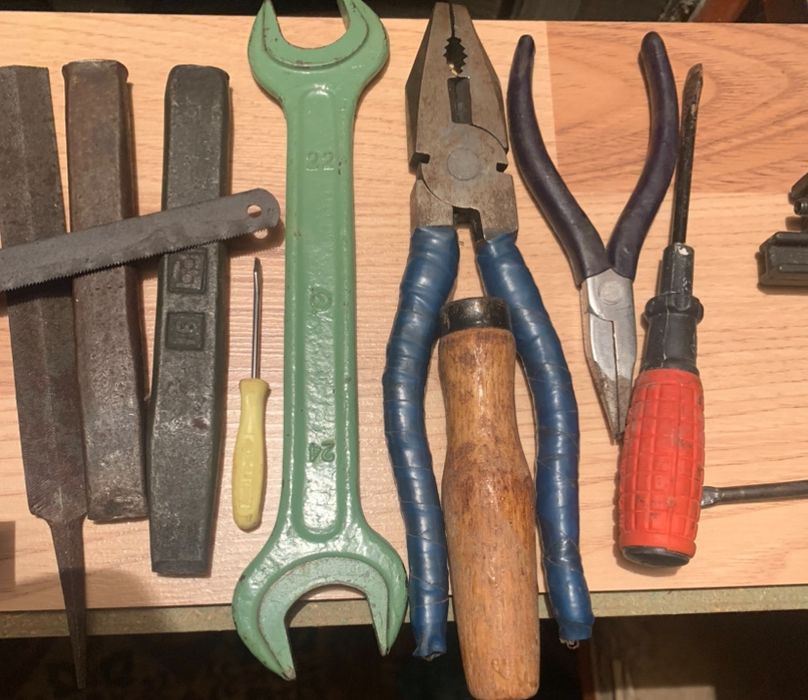 Тиски в упаковке ключ гаичный, ,отвертки , паяльник, ножовки