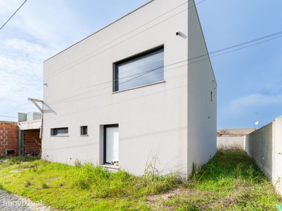 Moradia moderna em fase de construção entre Maiorga e Coz-Alcobaça