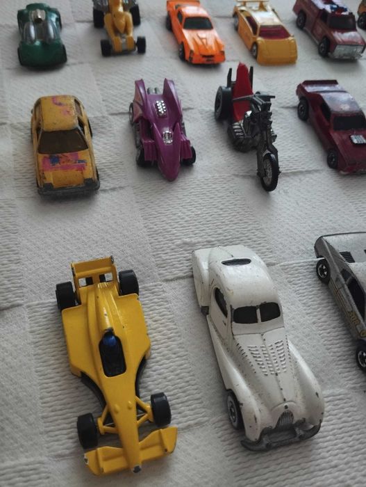 Mala e Carrinhos HotWheels (x28)