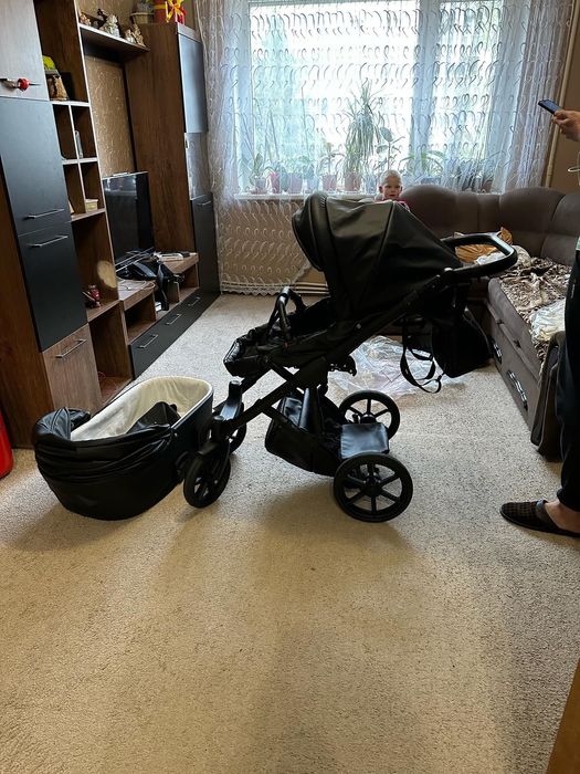 Продам дитячу коляску  2 в 1 .Quali чорна ,еко шкіра! Можливий торг !