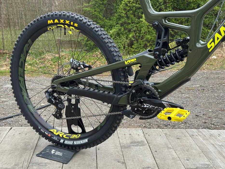 Rower DH downhill Santa Cruz V10 "M"