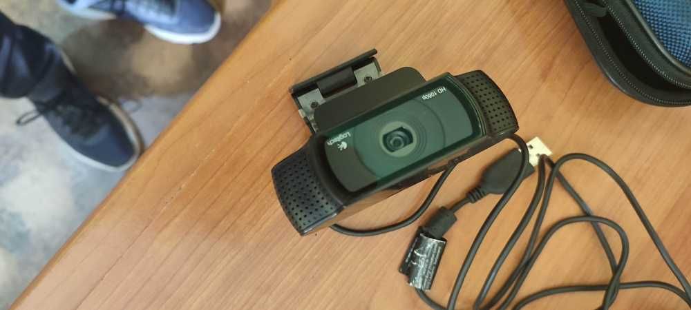 Webcam Logitech HD 1080p com Microfone Incorporado