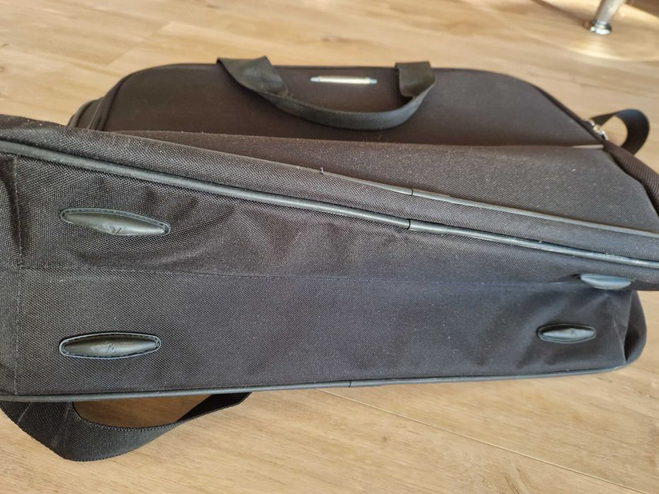 Czarna torba na laptopa