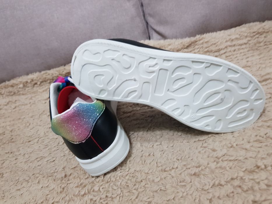 Ténis Novos tam. 38 em preto com atacadores multicores