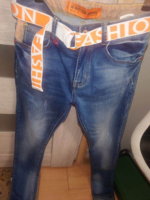 Dżinsy z paskiem skiny