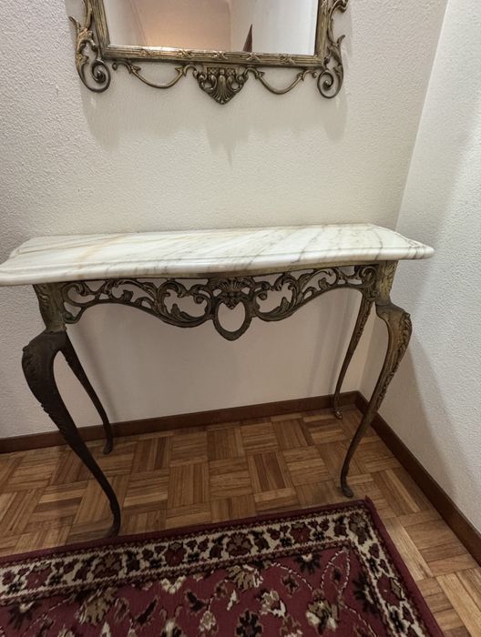 Mesa de apoio e espelho