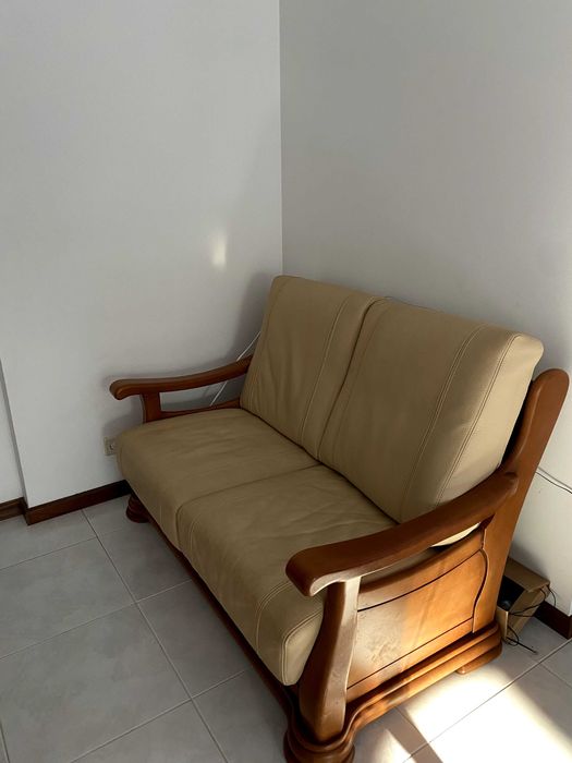 2 sofás em pele beje e madeira