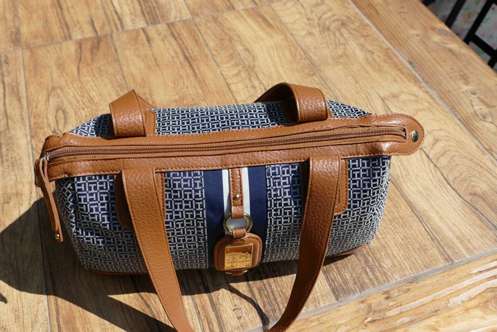 Oryginalna, klasyczna torba na ramię amerykańskiej marki Tommy Hilfiger