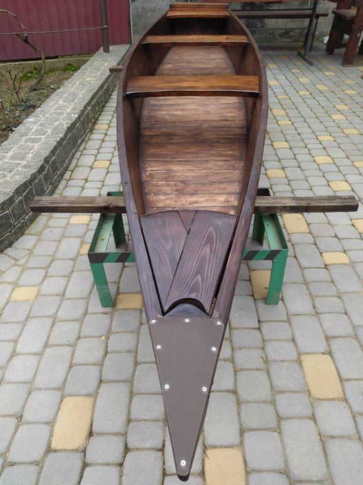 Лодка дерев'яна.