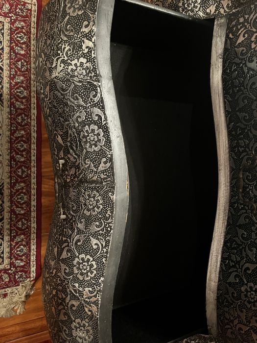 Cómoda Barroca Prateada com Relevo – Design Exclusivo