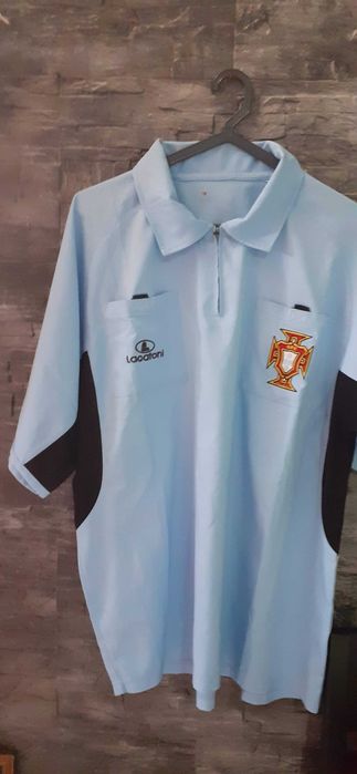 Tenho cerca de 20 camisolas de árbitro para desocupar.