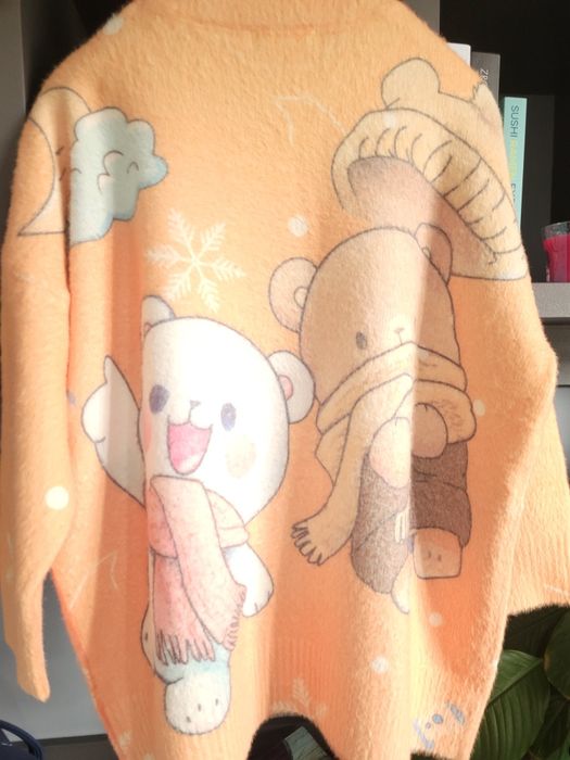 Sweter w misie zdobiony cyrkoniami