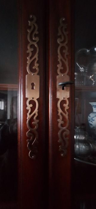 Móvel de sala com mesa extensível e 6 cadeiras de palhinha
