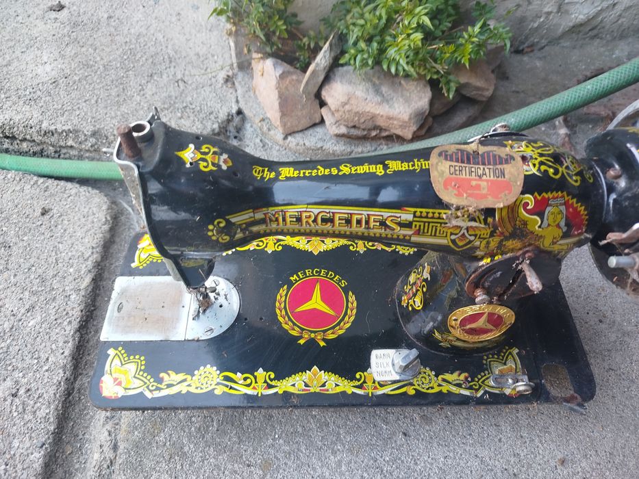 Maquina de costura Mercedes antiga