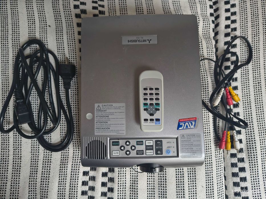 Rzutnik projektor Mitsubishi XL1XU, używany, pilot