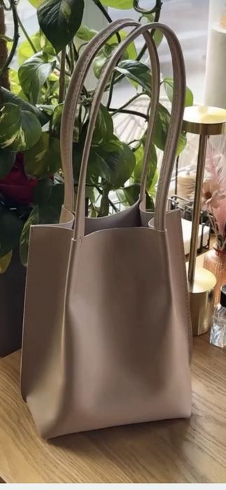 Шкіряний бежевий шопер.