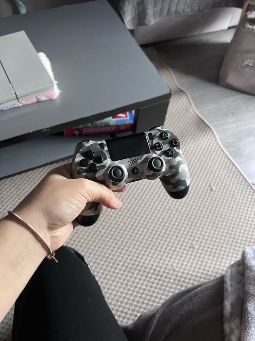 Ps4 + 2 comandos + cabo HDMI + Jogo horizon