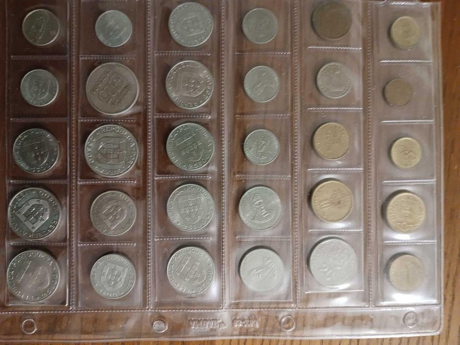 Mica com moedas de Portugal
