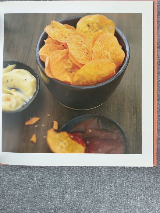 Livro de receitas de culinária - da Larousse. 
O livro foca-se em rece