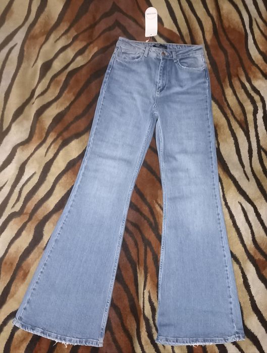Нові світлі Джинси кльош стрейчеві з ефектом утяжки Boot cut розмір 36 С блакитні небесний колір