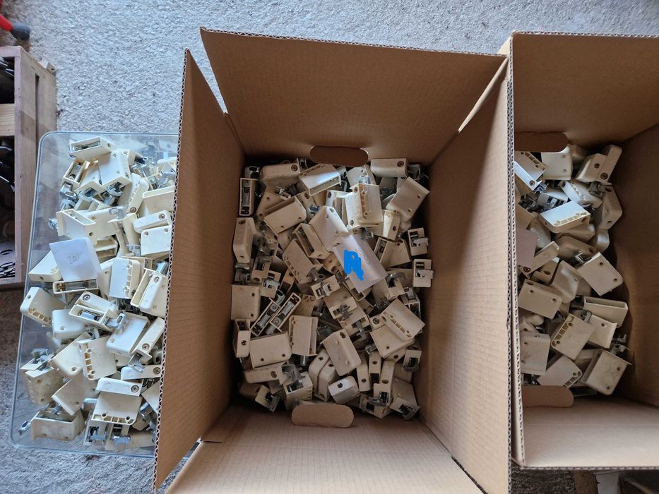 Suportes para pendurar armários na parede