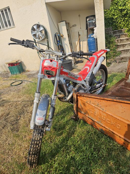 Mota Beta de Trial. Motor menos de 100km,  estrutura em muito bom estado. Dado estar parada à 10 anos precisa de pneus, descolar a embraiagem.