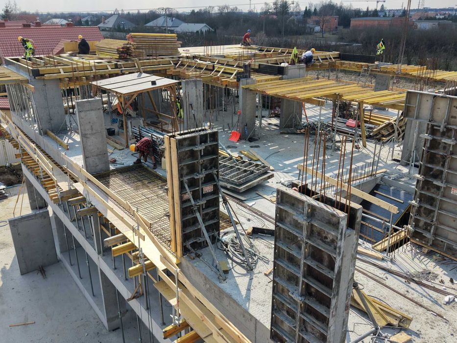 Wynajem i sprzedaż szalunków rusztowań podnośników kontenerów ogrodzeń